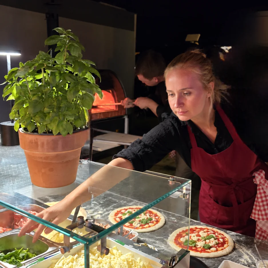 Julija bei der Vorbereitung und beim Belegen am ANDOLINI-Pizzastand